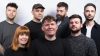 Los Campesinos!  Kondig jubileumheruitgaven aan van Romance Is Boring en Hello Sadness